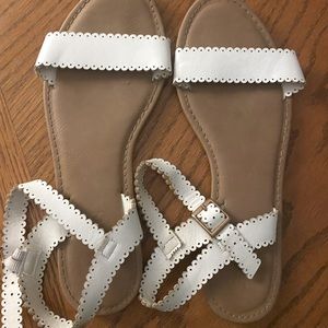 Womens white scallop sandals size 8.0